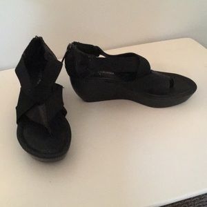 Donald J Pliner Size 6 black wedge-heel sandal.